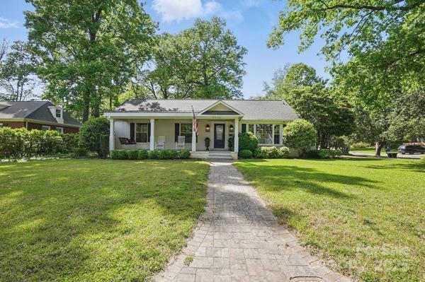 view of front of home with a front lawn and covered porch