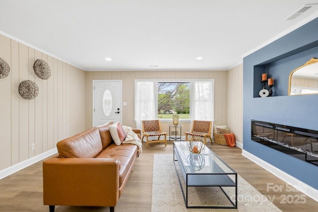 living area featuring crown molding, visible vents, recessed lighting, wood finished floors, and baseboards