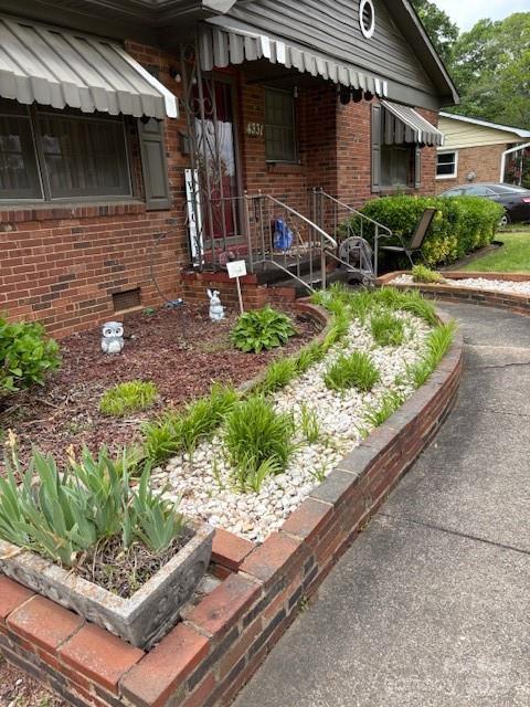 4331 Knollcrest Dr, Charlotte, NC 28208 - view of front of house featuring crawl space and brick siding