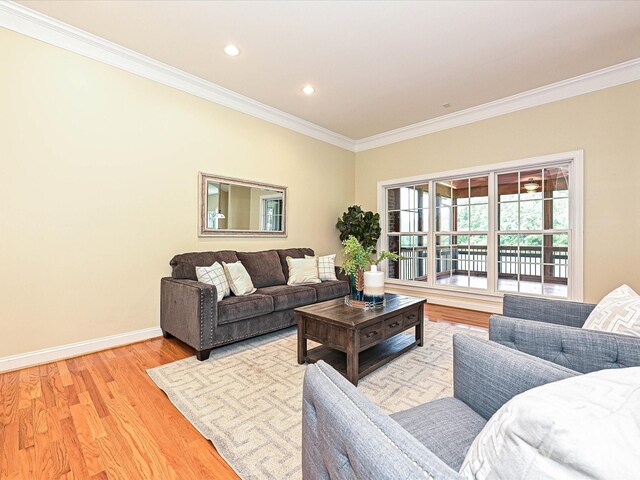 living area featuring ornamental molding, light wood finished floors, baseboards, and recessed lighting
