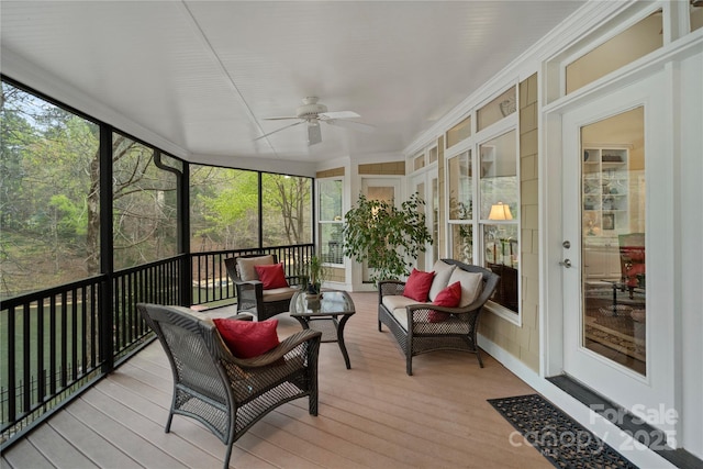 sunroom / solarium featuring outdoor lounge area and ceiling fan
