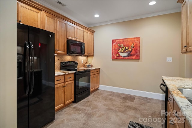 kitchen with baseboards, visible vents, black appliances, decorative backsplash, and ornamental molding