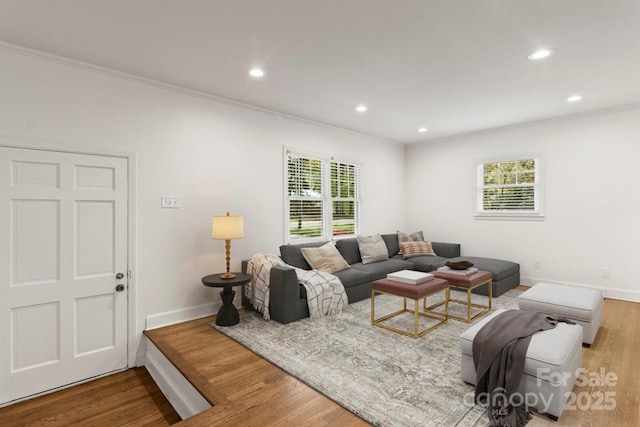 living room featuring recessed lighting, baseboards, plenty of natural light, wood finished floors, and crown molding