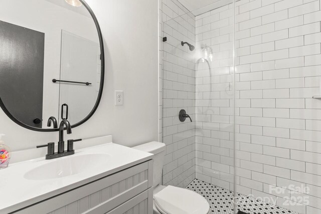 6614 Old Providence Rd, Charlotte, NC 28226 - full bathroom with tiled shower, toilet, and vanity