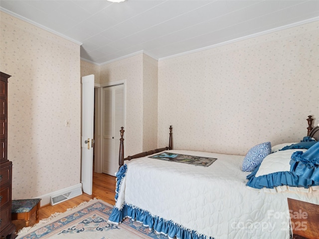 195 Nature Ln, Waynesville, NC 28786 - bedroom featuring visible vents, baseboards, ornamental molding, wallpapered walls, and light wood-style floors
