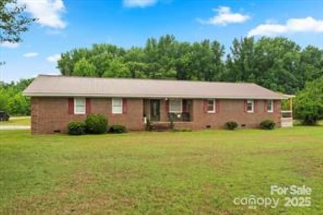 single story home with a front yard