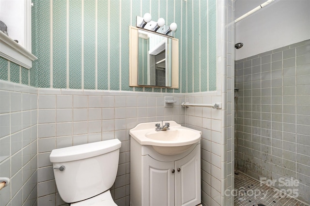340 Sardis Rd N, Charlotte, NC 28270 - bathroom featuring wallpapered walls, tiled shower, toilet, and wainscoting