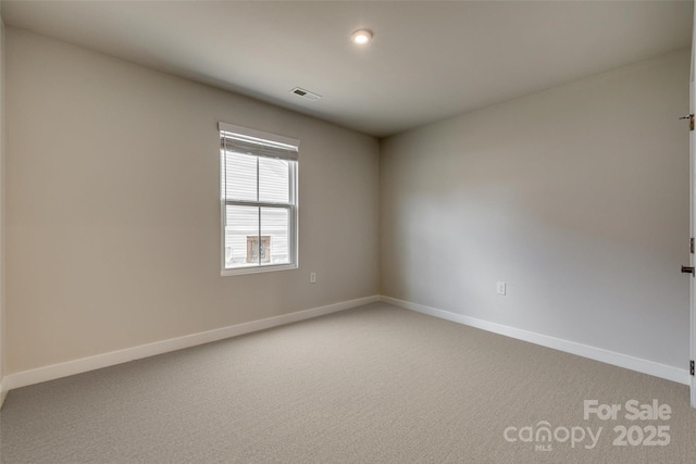 carpeted spare room with baseboards, visible vents, and recessed lighting