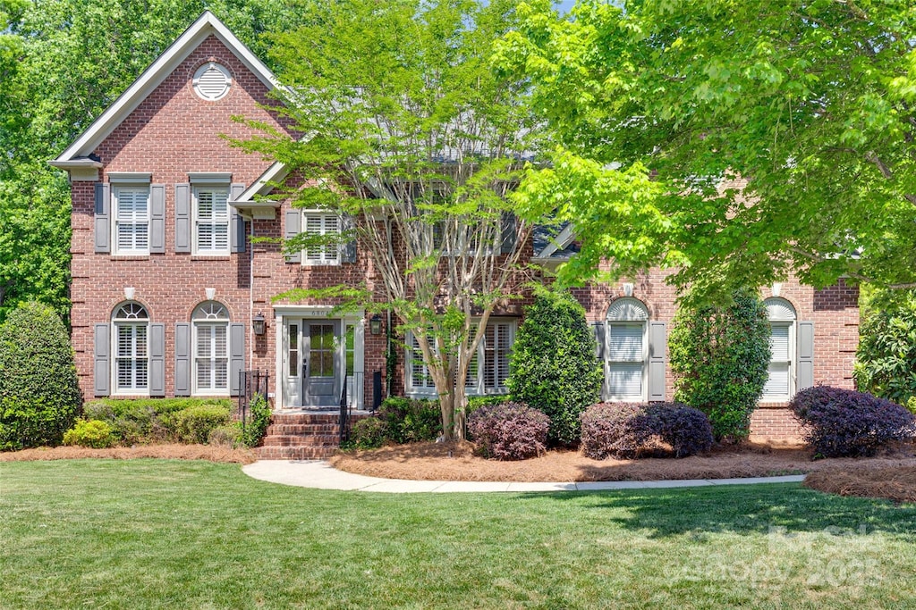 6804 Riesman Ln, Charlotte, NC 28210 - colonial-style house featuring a front lawn and brick siding