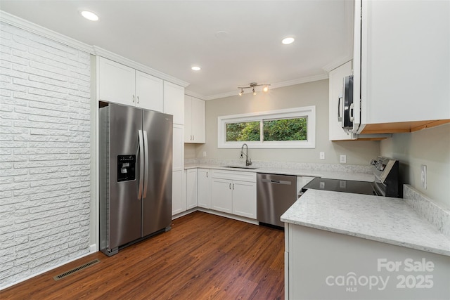 kitchen with a sink, white cabinetry, appliances with stainless steel finishes, dark wood-style floors, and visible vents