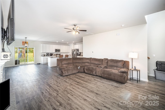 living room featuring dark wood-style flooring, baseboards, recessed lighting, visible vents, and ceiling fan