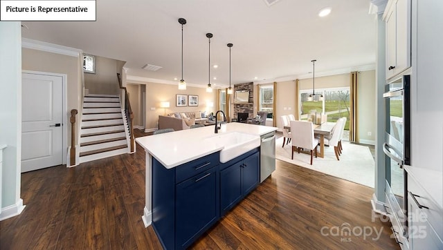 152 Ventor Way, Mooresville, NC 28115 - kitchen featuring a sink, crown molding, and blue cabinetry