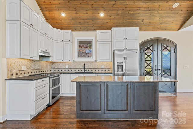179 Serenity Ridge Trl, Asheville, NC 28804 - kitchen with stainless steel appliances, wood ceiling, a center island, under cabinet range hood, and a sink
