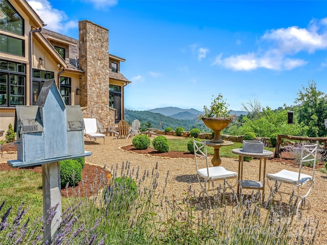 view of yard with a mountain view