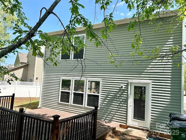 2752 Bramble Ridge Ct, Charlotte, NC 28215 - back of property with a wooden deck and fence