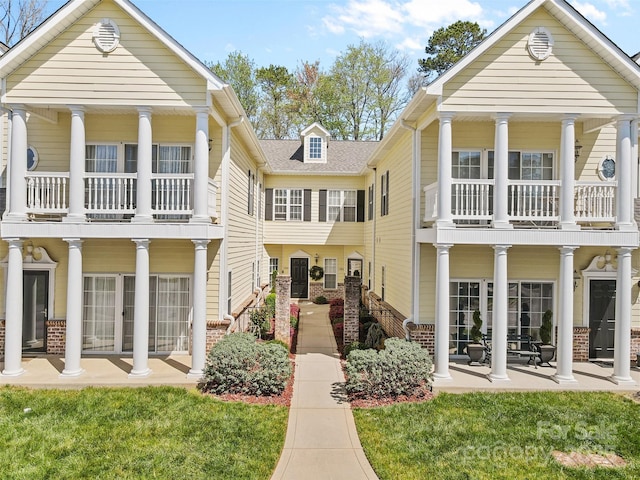 1386 21st Ave NE, Hickory, NC 28601 - neoclassical home with a balcony, brick siding, and a front lawn