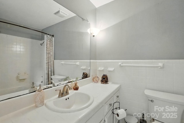 110 Tanglewood Dr, Kannapolis, NC 28081 - bathroom featuring vanity, visible vents, a shower with curtain, and toilet