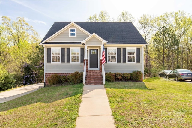 view of front facade featuring a front yard