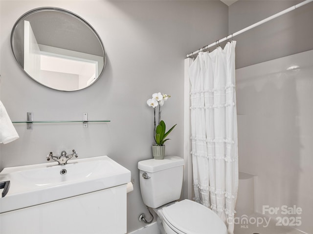 bathroom with toilet, a shower with shower curtain, and vanity