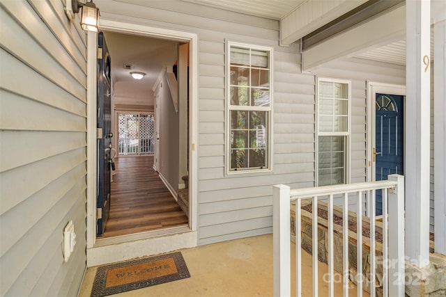 doorway to property with covered porch
