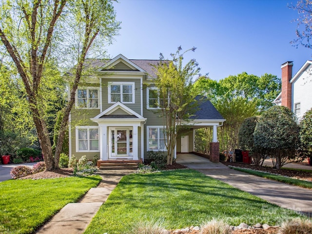 view of front facade with driveway and a front lawn