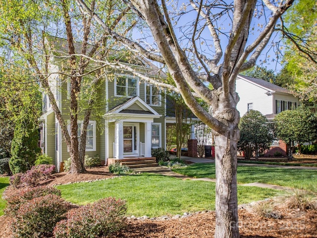 view of front facade featuring a front lawn