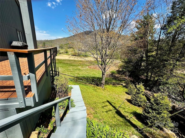 view of yard featuring a mountain view