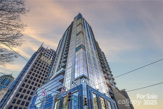 333 W Trade St Unit 1802, Charlotte, NC 28202 - view of property at dusk