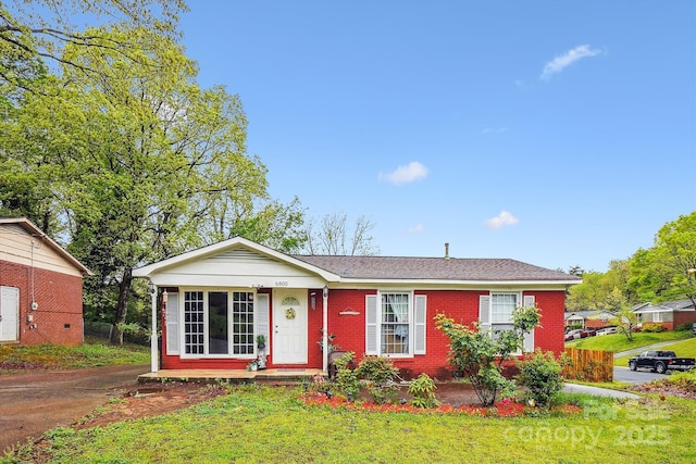 6800 Deanwood Pl, Charlotte, NC 28217 - ranch-style house with brick siding and a front yard