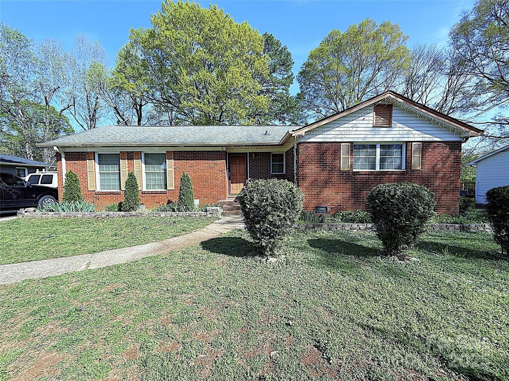 3220 Wiseman Dr, Charlotte, NC 28227 - single story home featuring brick siding, a front yard, and crawl space