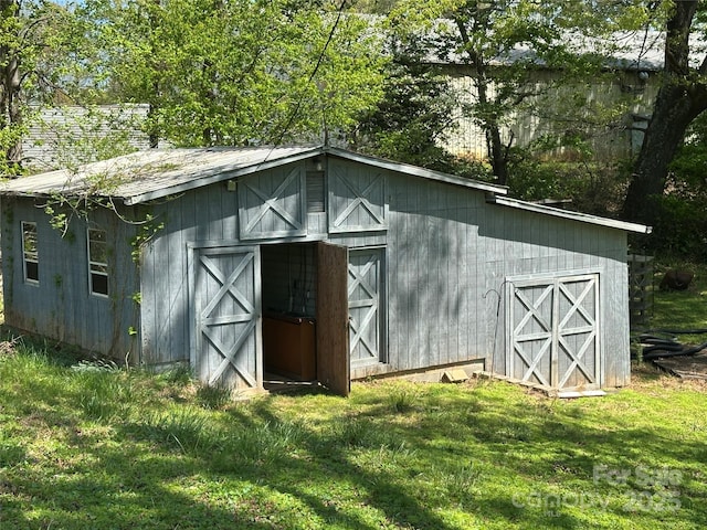 view of barn featuring a yard