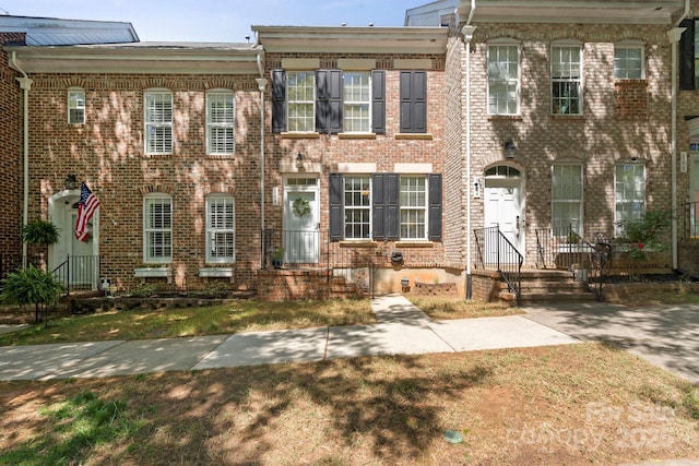 view of front facade featuring brick siding