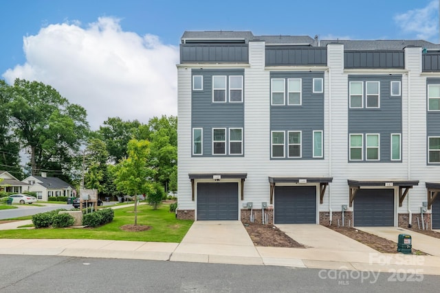 648 W End Dr, Charlotte, NC 28208 - multi unit property with driveway and an attached garage