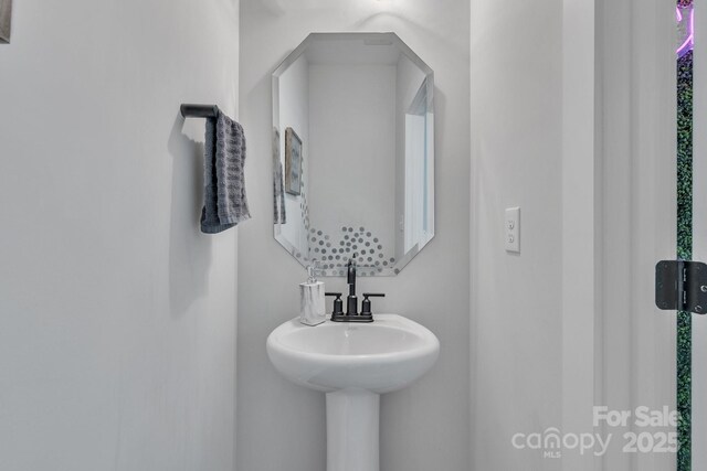 648 W End Dr, Charlotte, NC 28208 - view of bathroom