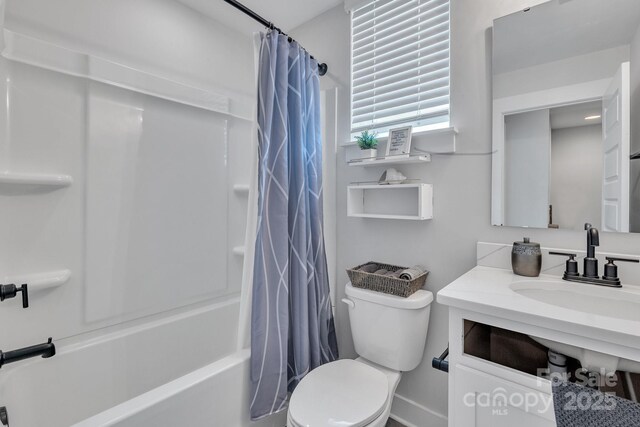 648 W End Dr, Charlotte, NC 28208 - bathroom featuring toilet, vanity, shower / bath combo with shower curtain, and baseboards