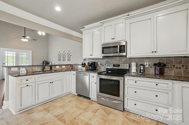 kitchen with a ceiling fan, tasteful backsplash, a sink, stainless steel appliances, and a peninsula