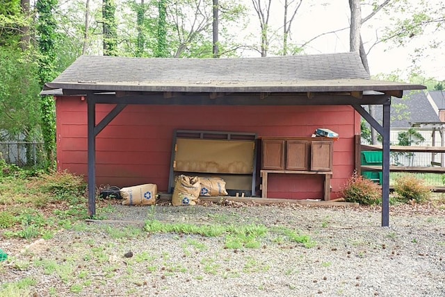 view of outdoor structure with fence and an outdoor structure