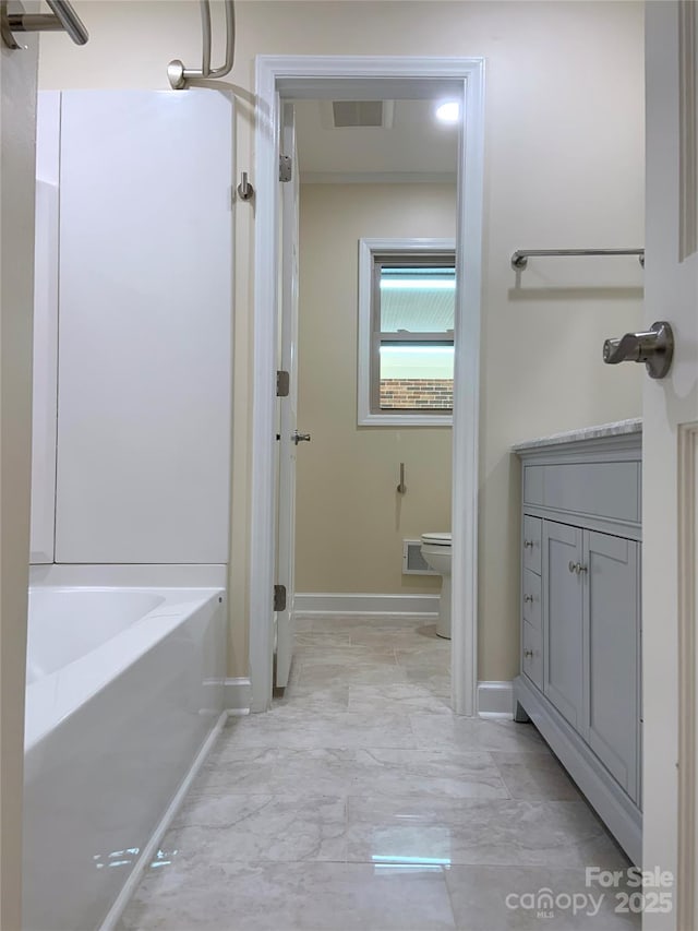 full bathroom featuring a tub to relax in, visible vents, toilet, and baseboards