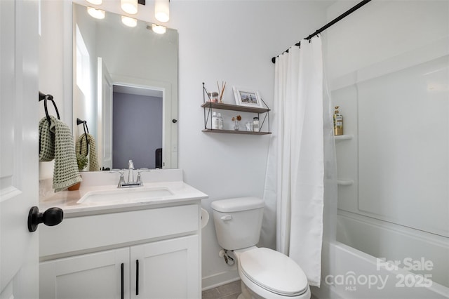 full bath featuring toilet, vanity, shower / bath combo, and baseboards