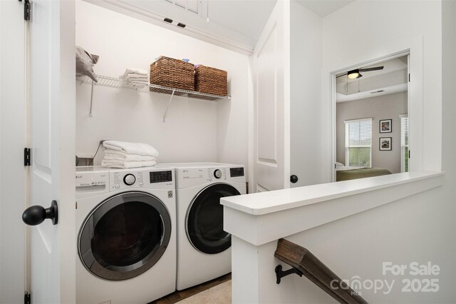 laundry room with washing machine and clothes dryer and ceiling fan