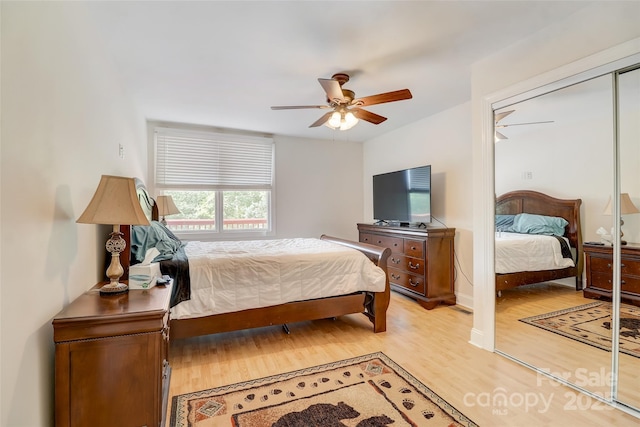 bedroom featuring light wood-style flooring and a ceiling fan