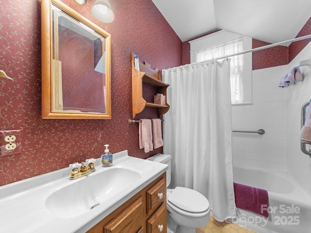 bathroom featuring shower / bath combo, toilet, vaulted ceiling, and wallpapered walls
