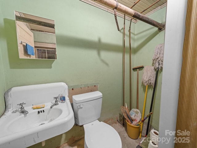 bathroom featuring a sink and toilet