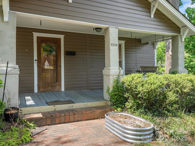 property entrance featuring covered porch