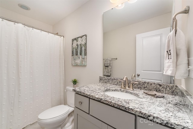 full bath with toilet, vanity, and a shower with curtain