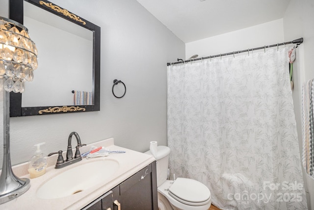 full bath with toilet, a shower with shower curtain, and vanity