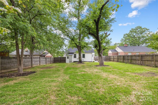 view of yard featuring a fenced backyard