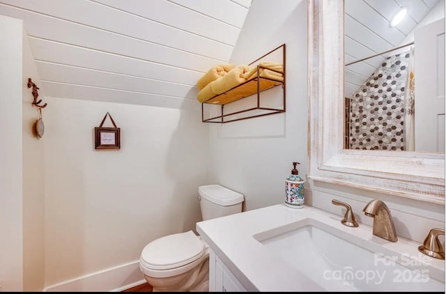 full bath with toilet, vanity, vaulted ceiling, and a shower with curtain