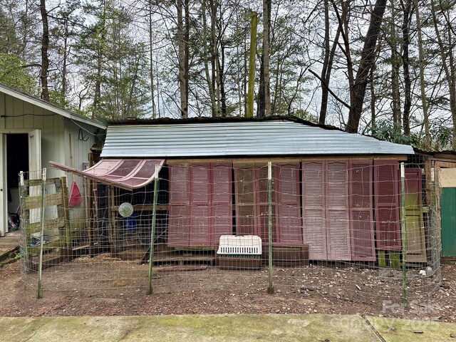 view of outdoor structure with an outbuilding