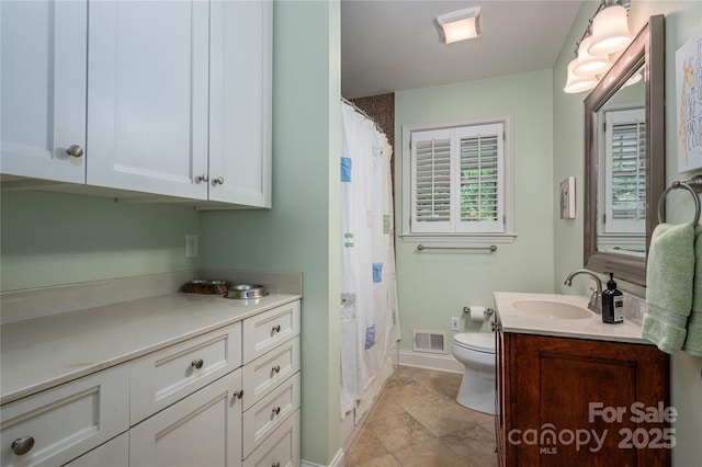 full bath featuring vanity, toilet, visible vents, baseboards, and a shower with shower curtain